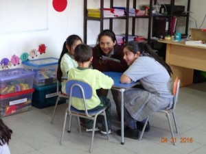 Alumnas leen cuento a estudiantes de Escuela de Lenguaje