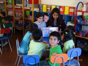 Alumnas comparten la lectura de un cuento