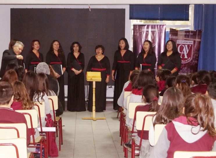 Lee más sobre el artículo Integrantes del Coro de Cámara de La Serena se Presentaron en Colegio Antonio Varas