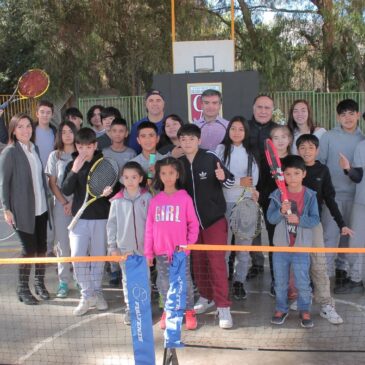 Fernando González comparte su experiencia como deportista con estudiantes del Colegio Antonio Varas