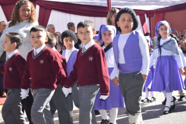 Impecable acto cívico y desfile por 43° aniversario y en honor a las Glorias Navales