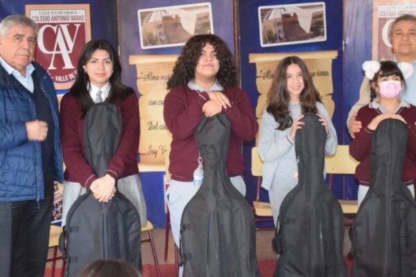 Entregan instrumentos a alumnos que integran Orquesta de Cámara CAV
