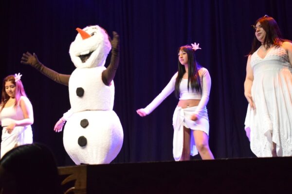 Brillante presentación del musical «Frozen» en el Teatro Municipal de Vicuña