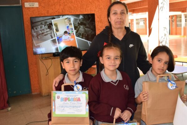 Premian a Ganadores de Concursos en el Día de la Biblioteca